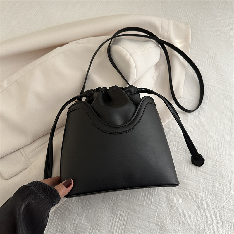 Textura retro bolso de nicho de diseño para mujeres 2024 nuevo estilo de moda moda bolso de hombro de moda bolso de cubo debajo de las axilas