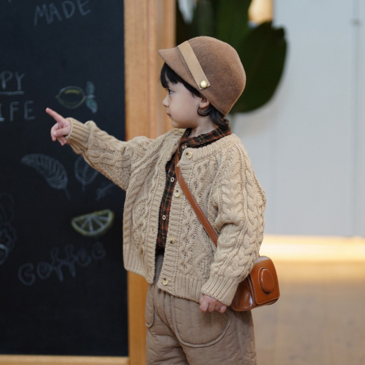 Baby cardigan sweater, new style for spring and autumn, knitted top for small and medium-sized children, thickened coat for boys and girls, trendy winter style.