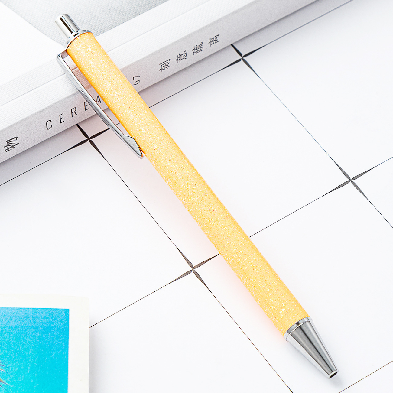 Presione el bolígrafo de aceite de metal creativo polvo de oro sequinado logotipo de impresión de regalos bolígrafo multicolor al por mayor