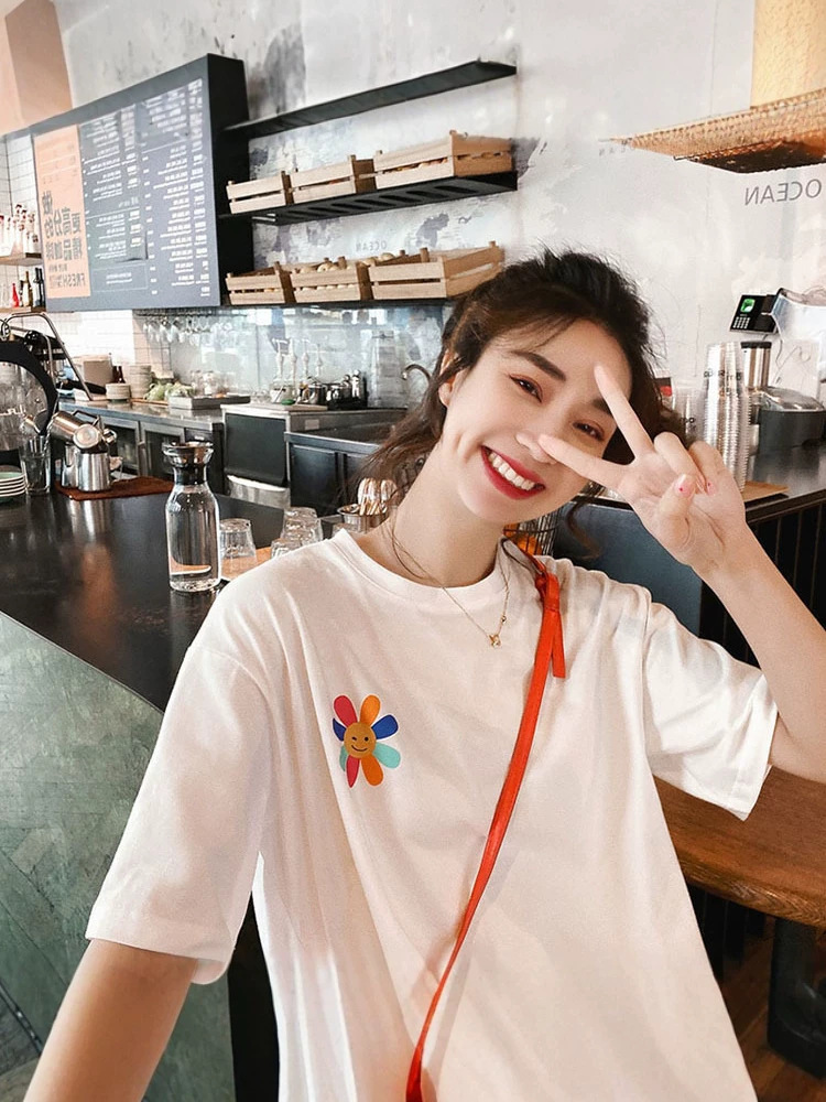 Áo thun nữ cổ tròn cotton in họa tiết hoa mặt trời tay ngắn — đen