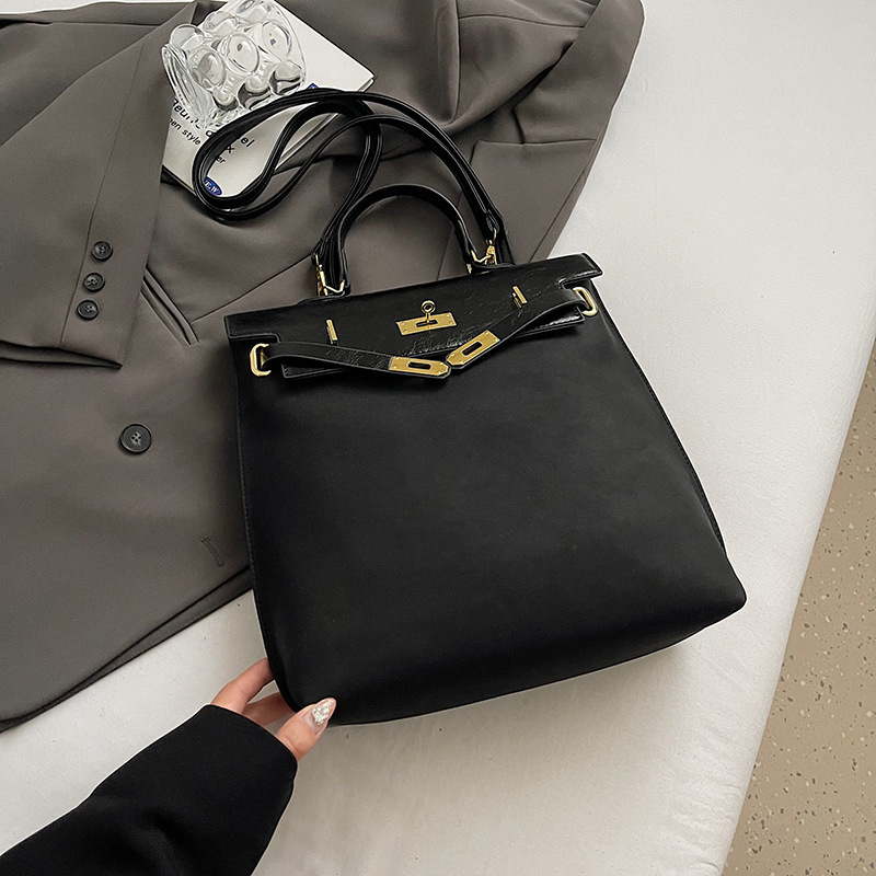 Grande sin colgante negro