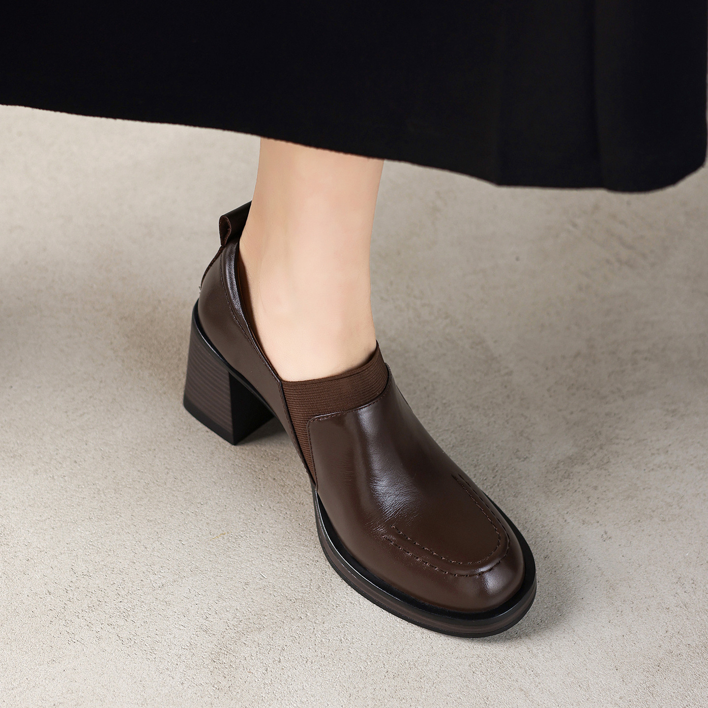 Giày cao gót nữ loafer cổ điển mũi sâu gót vuông 7.5 cm da bò thật — màu nâu