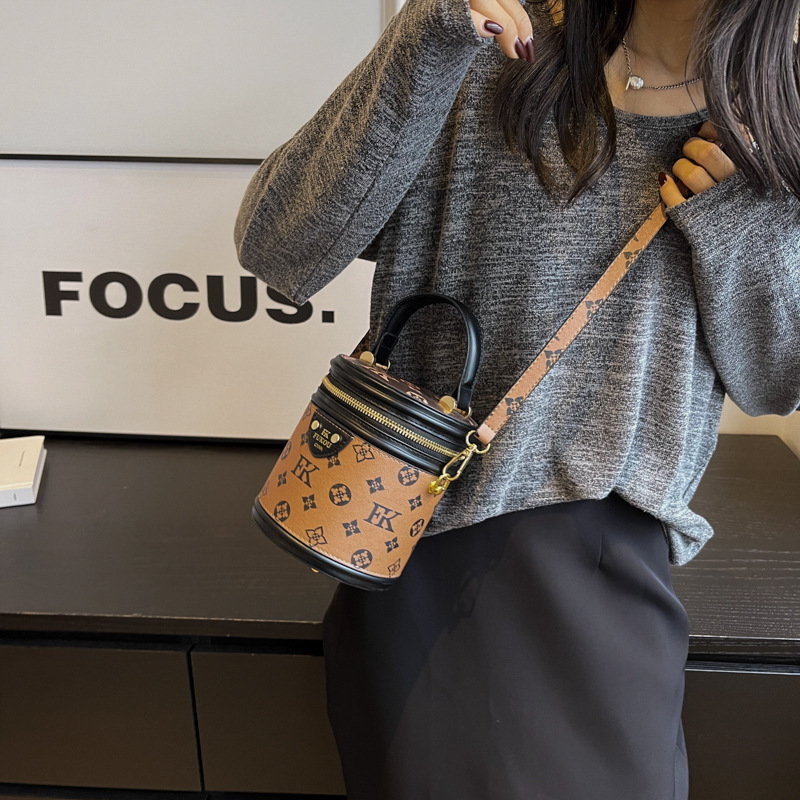 Bolsas de moda de mujeres retro retro bolsas de barril 2024 nuevas letras impresas de gran capacidad bolsas de barril de transporte