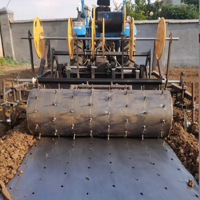 Máquina integrada de perforación de película de ajo para plantación estandarizada, ahorro de tiempo y mano de obra