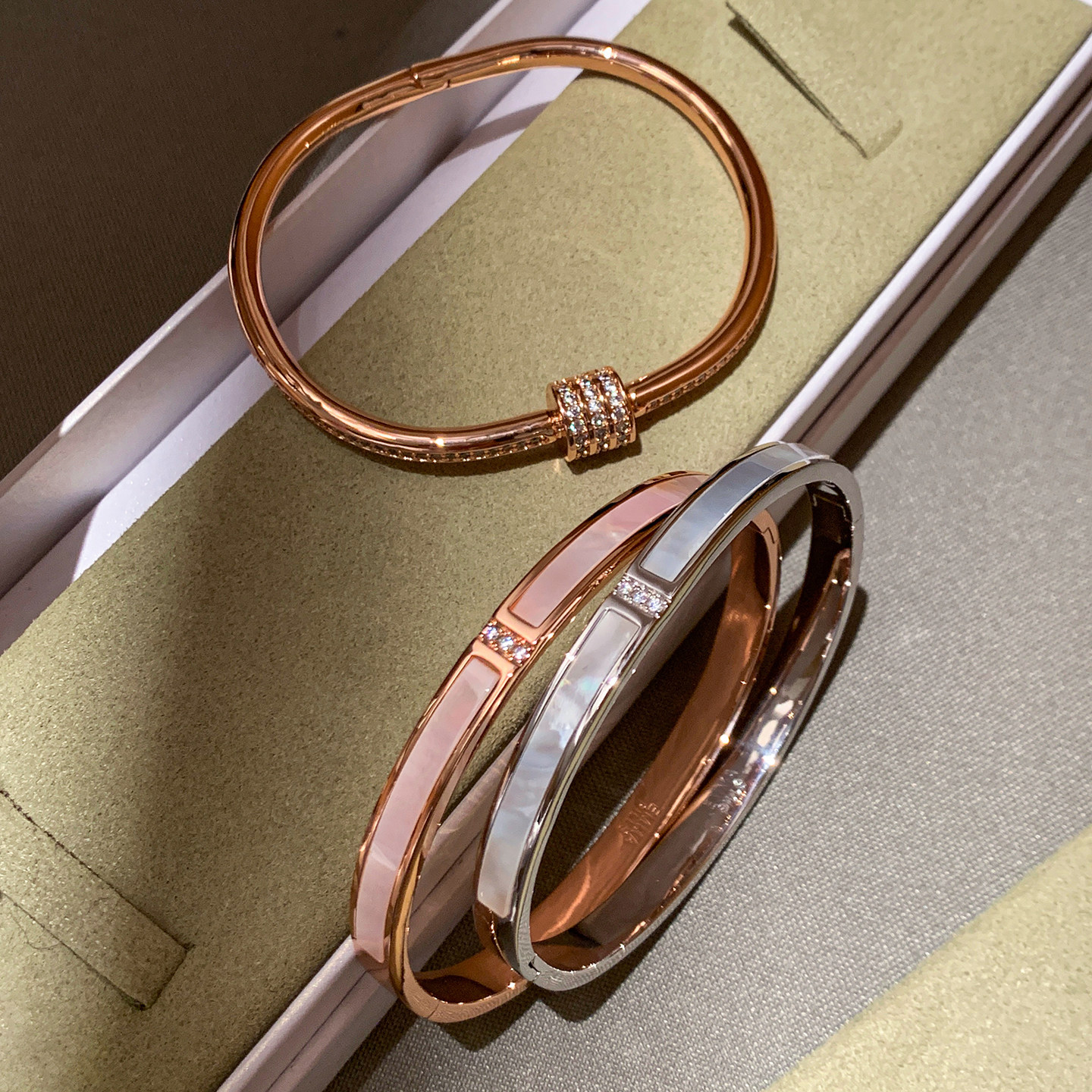 Brazalete de oro y plata rosa de fritillaria natural para mujeres 2026 nuevo nicho de lujo ligero y exquisito accesorios de pulseras superpuestas image 4