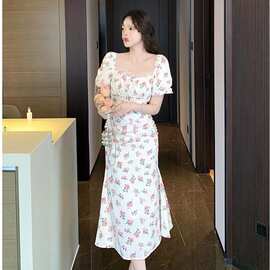 甜美减龄碎花连衣裙夏季泡泡袖新款方领修身显廋茶歇长裙子