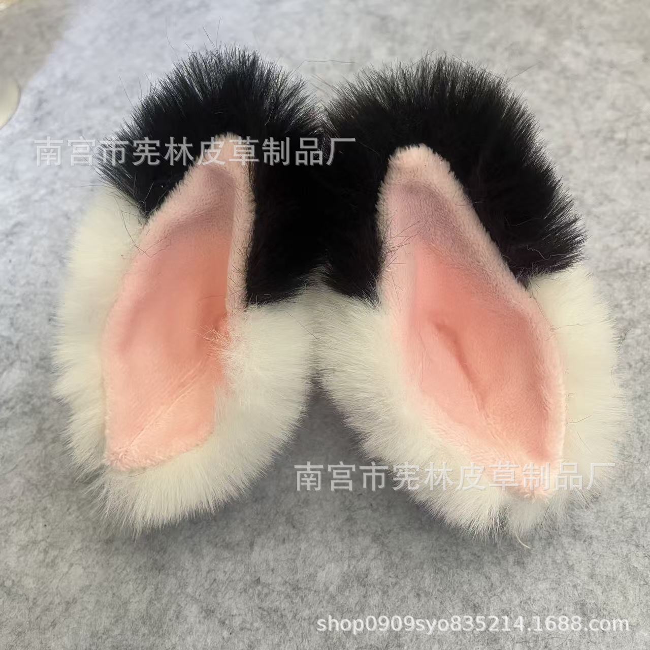 흰색 바탕에 검은색 뾰족한 가루