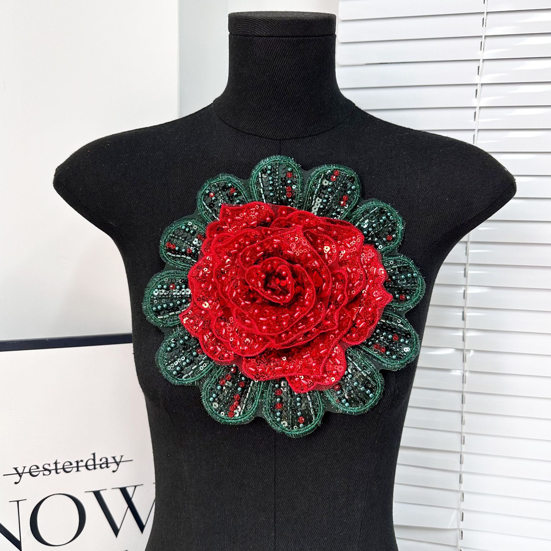 Europa y América rojo y verde diamante completo industria pesada broche exagerado rosa accesorios broche temperamento traje vestido vestido decoración de falda