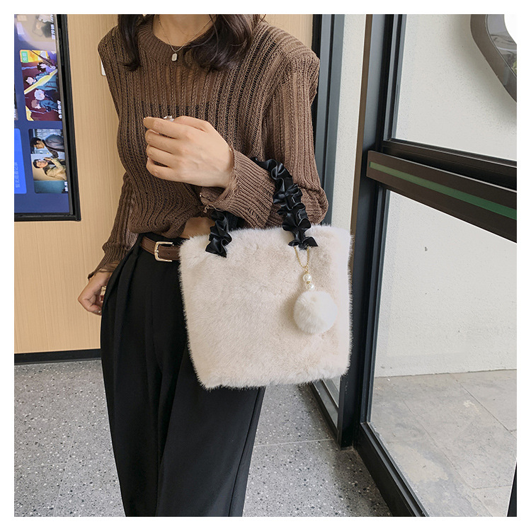 Women's Small Autumn&winter Plush Solid Color Basic Fluff Ball Bucket Zipper Bucket Bag display picture 5