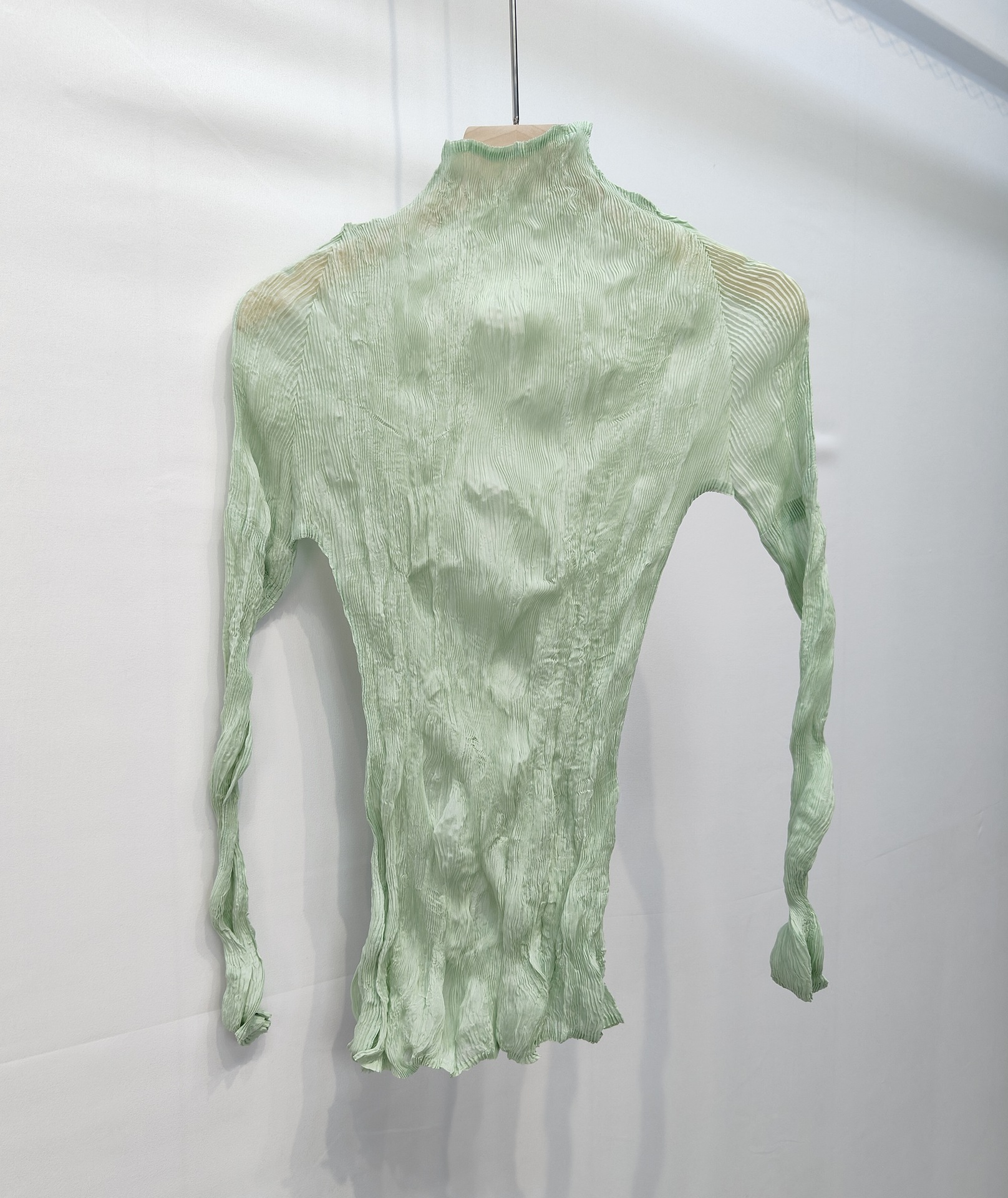 2025年プリーツトップス レディース 高級感 テンセル素材 透け感 レース 超伸縮性 スリムフィット 若見え 薄手Tシャツ