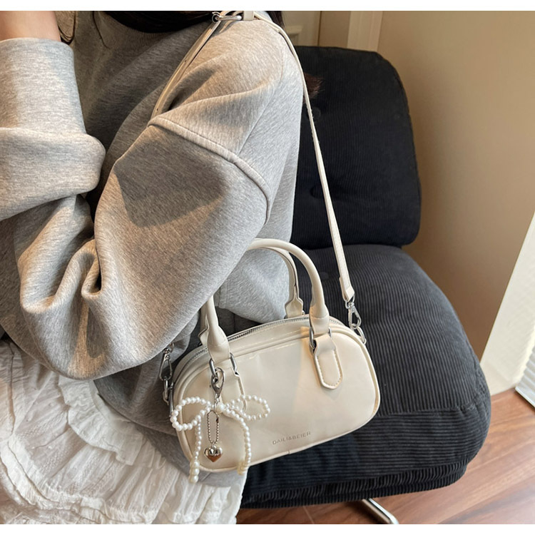 A fashionable Korean-style small square bag for women in the summer of 2025, featuring a simple and retro single-shoulder, crossbody and hand-held pillow bag undefined
