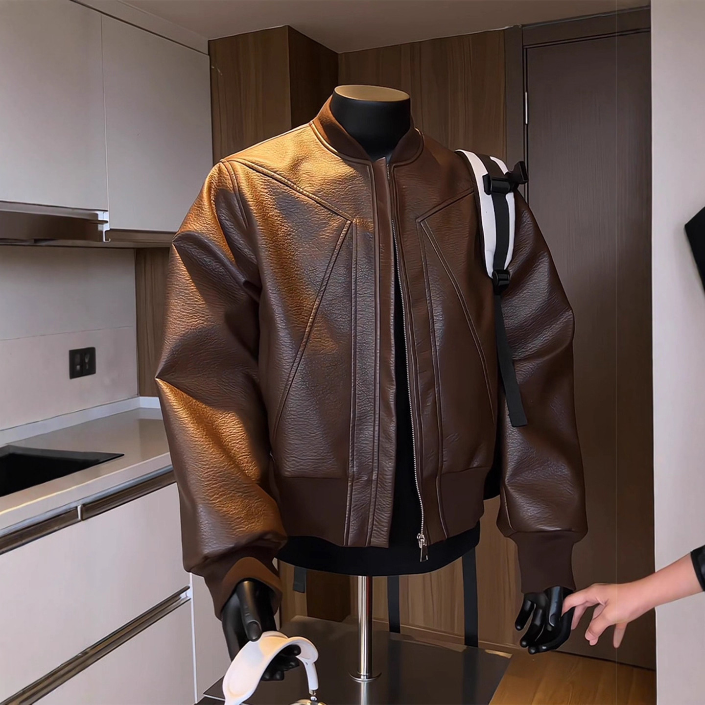 Trendy High-End Short Black American-Style Leather Jacket for Men, Suitable for Autumn and Spring, with a Regular Shoulder Fit, Motorcycle Jacket Men's Leather Jacket
