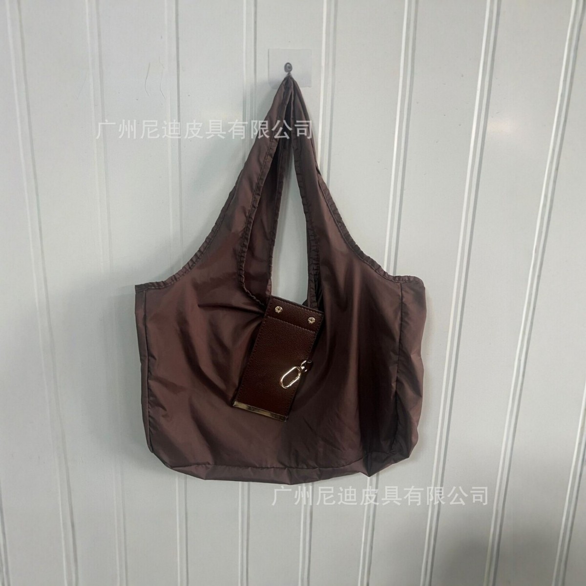 2025 new nylon tote bag, large capacity shoulder bag with key storage, simple and versatile for commuting and shopping