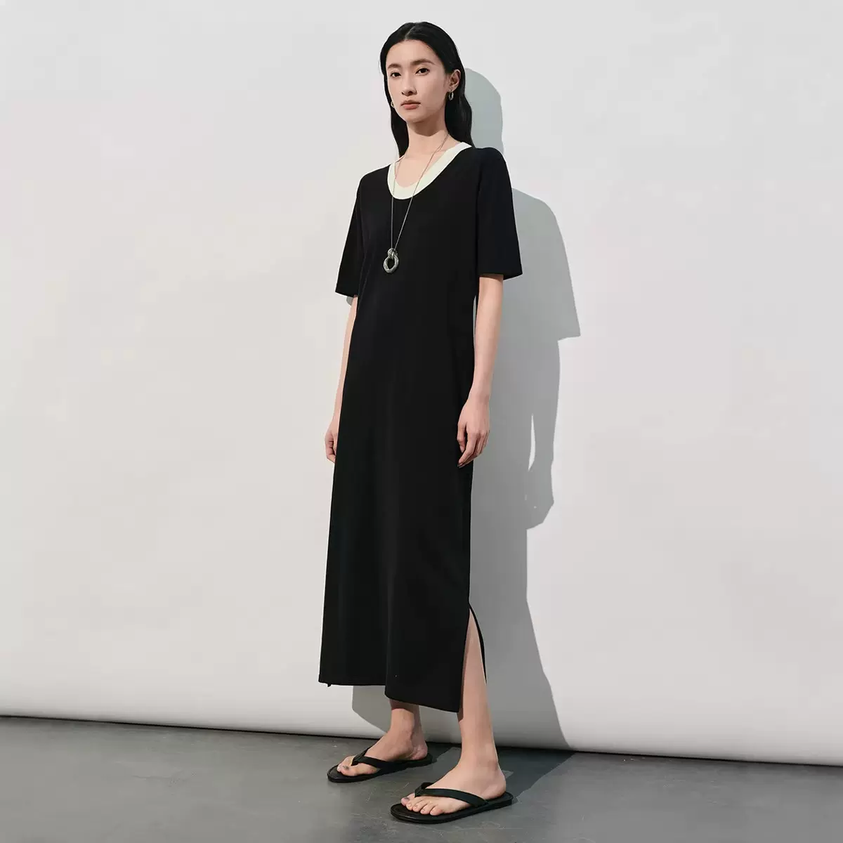 26年春季新品桑蚕丝黑白拼色连衣裙高级感百搭宽松显瘦长款黑裙女