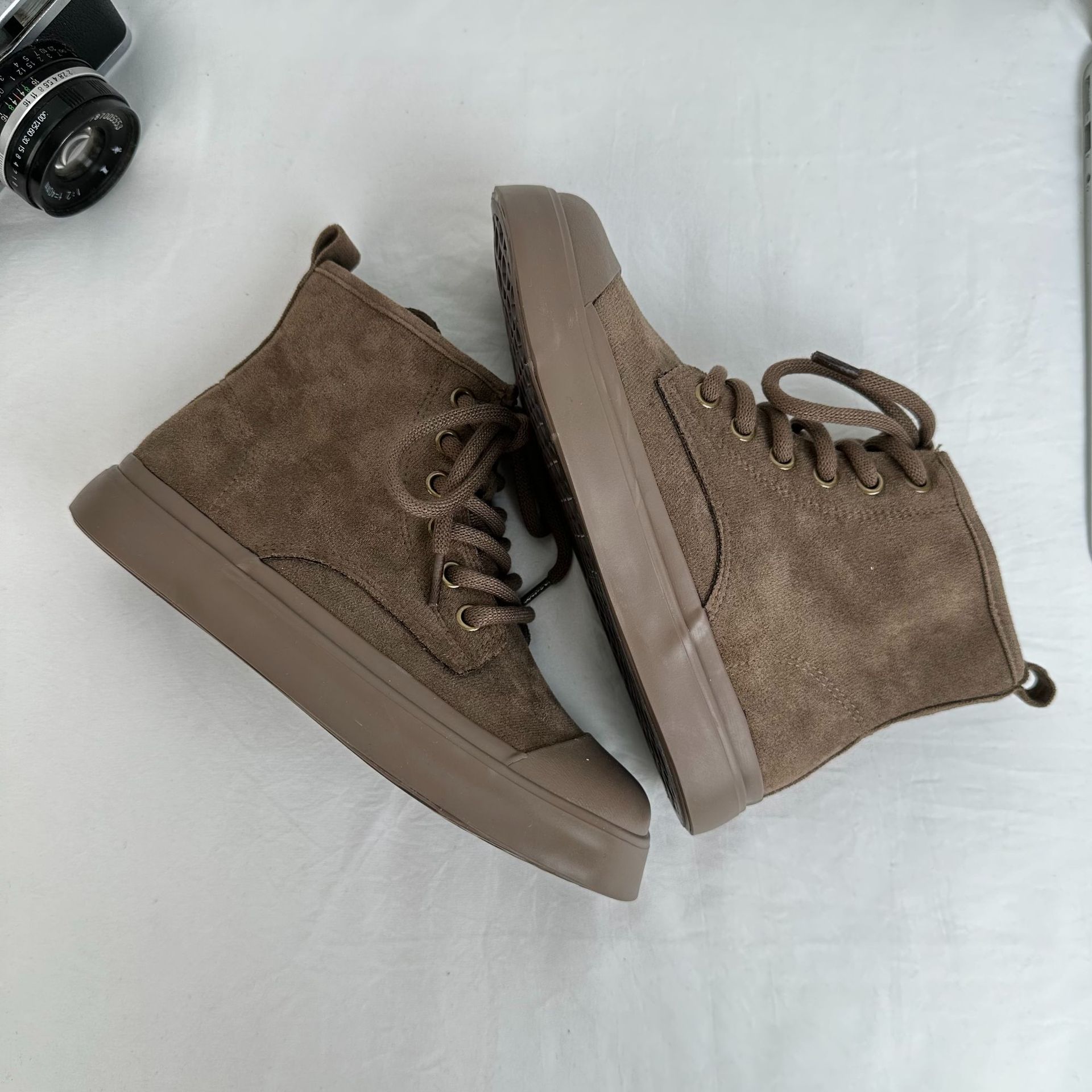 Zapatillas de plataforma de caña alta de onda lejana, todo fósforo 2024 otoño e invierno nuevas botas cortas, zapatos de lona casuales coreanos para mujer