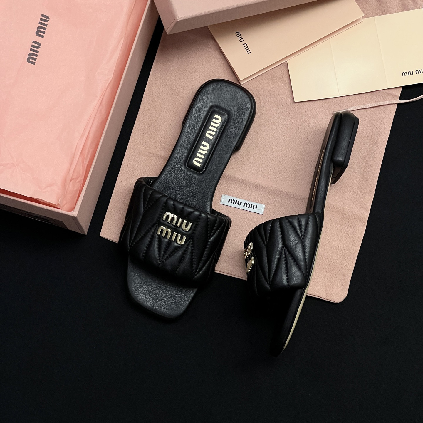 Los nuevos pliegues de cuero francés de Dongguan, zapatillas de un solo carácter con micro-estándar, sandalias casuales de tacón grueso, nuevo estilo de verano