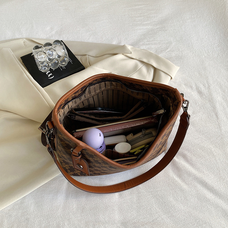 Bolso de moda transfronterizo para mujeres 2024 nuevo diseño de nicho bolso de hombro clásico bolso de mensajero del todo fósforo