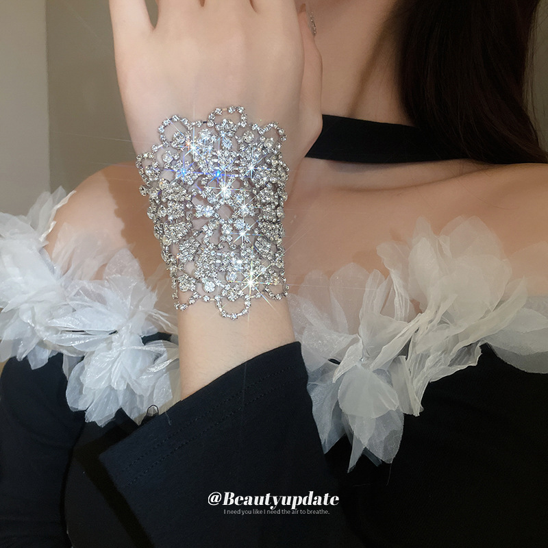 Flores de diamantes súper brillantes, una pulsera multiuso, pulsera de lujo ligera de temperamento de moda, joyería de alta gama de nicho de personalidad