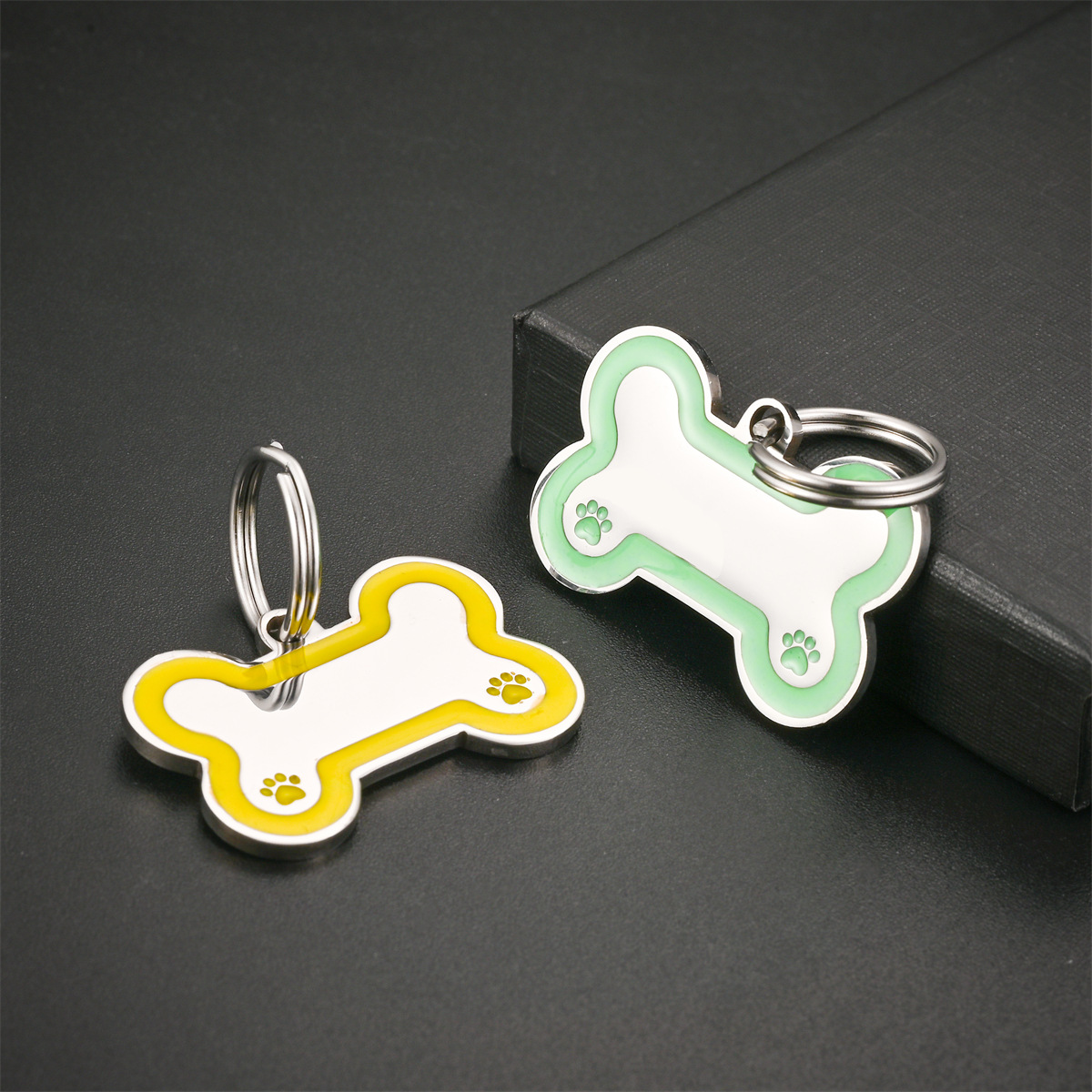 Spot al por mayor de acero inoxidable marca de perro de goteo nuevo hueso de perro marca de mascota fuente transfronteriza de acero de titanio marca anti-pérdida