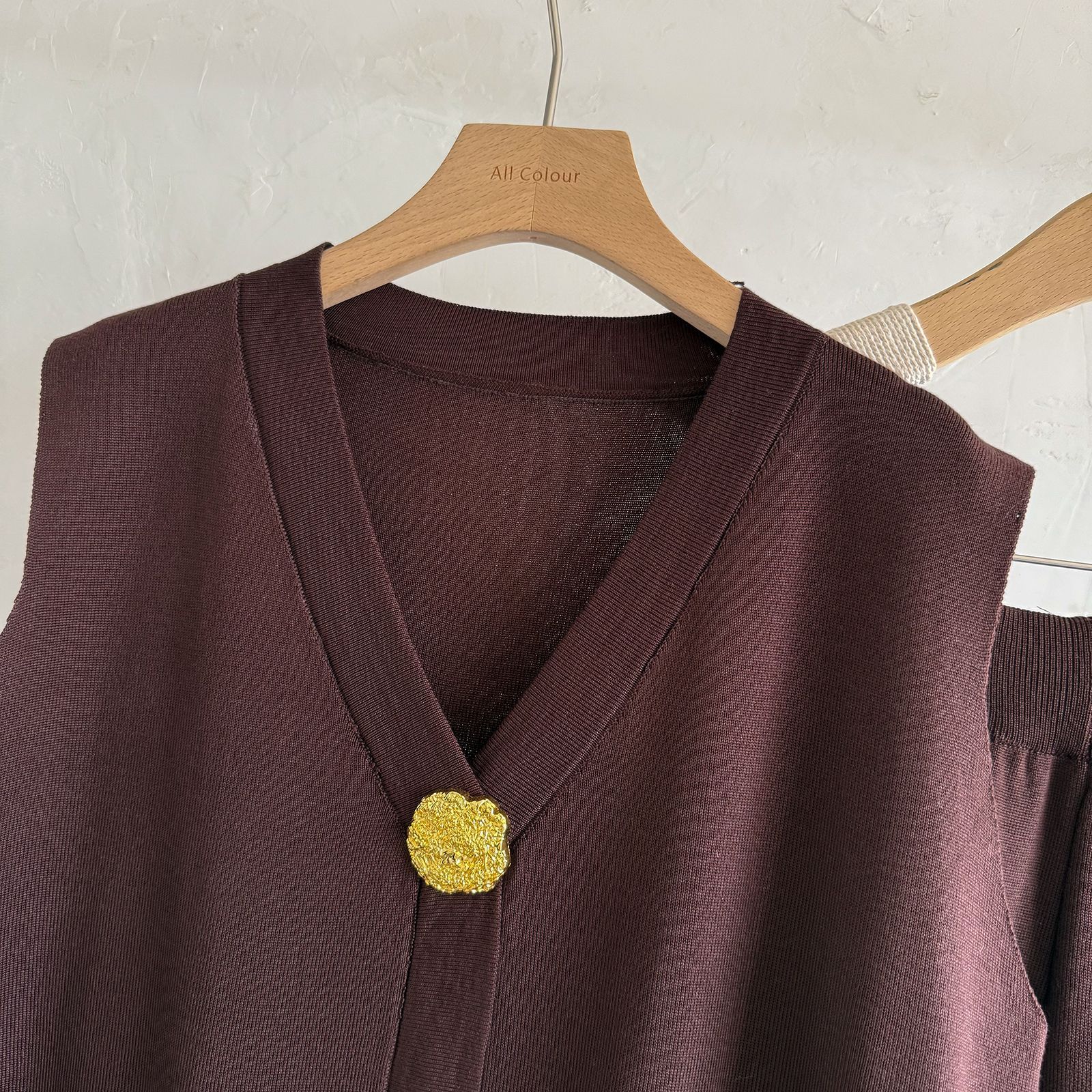 Conjunto de punto para mujer con chaleco botones oro y pantalón_voghion.com