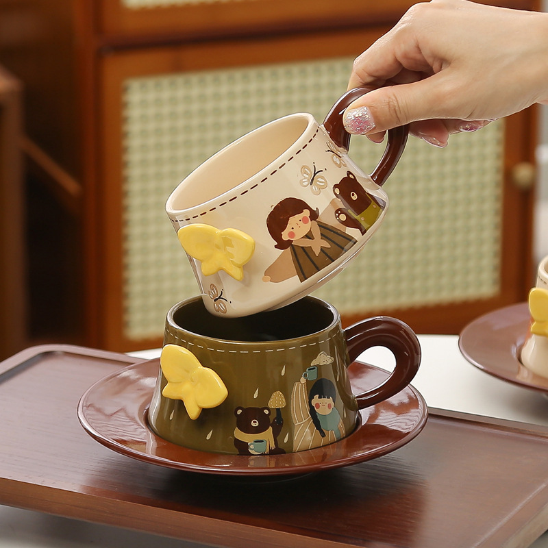 レトロ軽くて豪華な陶磁器のコーヒーカップのセットの高級感があります。|undefined