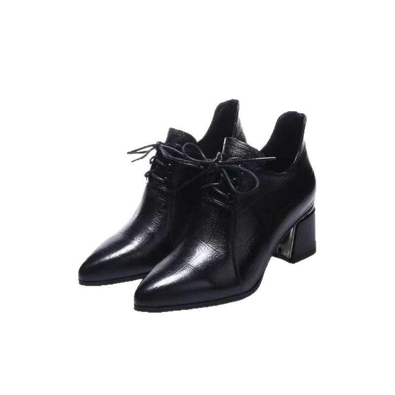 2026 primavera y verano nueva moda universal negro suave desgaste ligero punta punta pequeña zapatos de tacones altos para niños
