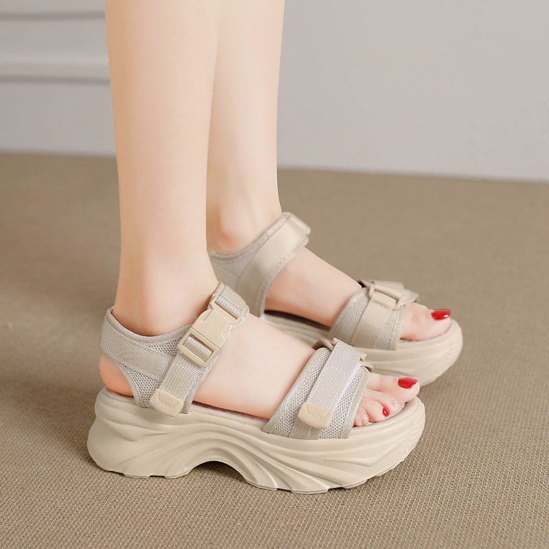 Sandalias en línea para mujeres en el verano de 2026 nuevas sandalias deportivas de muffin antideslizantes de fondo suave
