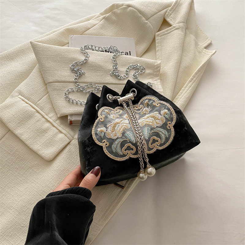 Bolso de diseño de nicho para mujeres 2024 verano nuevo retro mochila de hombro casual simple bolso de cubo casual para mujeres