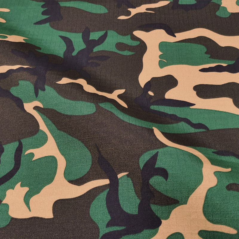 厂家现货格子印花梭织涤纶迷彩布料撕裂牢度好小方格帽子服装面料