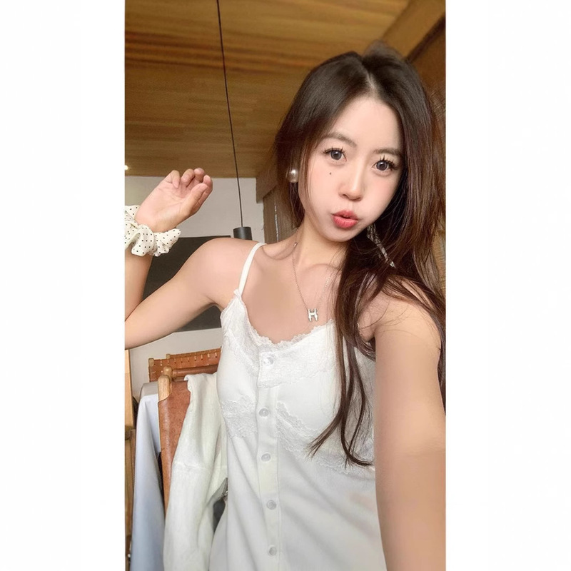 White Spice Girl Lace V-neck Camisole Women's 2025 Spring and Summer New Stacked Wear Inner Beautiful Top