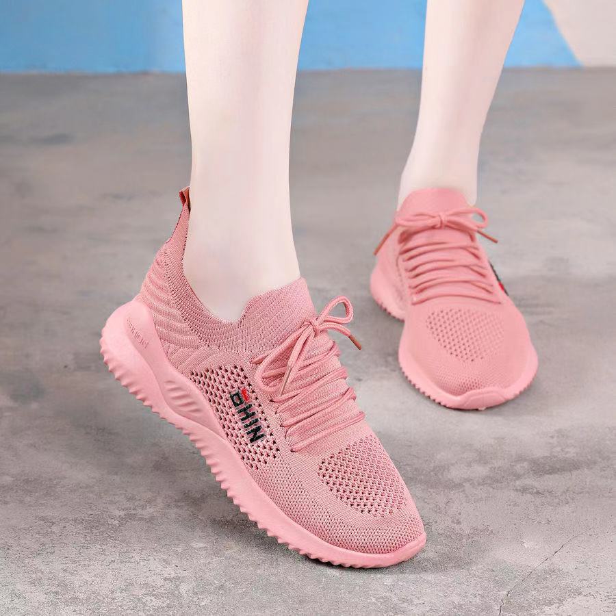 Calzado deportivo nuevo estilo para mujer zapatos de verano para estudiantes zapatos casuales de malla transpirables zapatos blancos delgados zapatos para correr de suela suave para mujeres