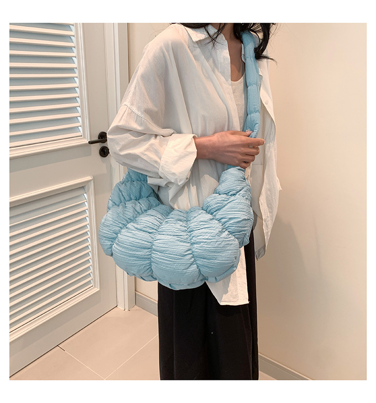 Women's Medium Nylon Solid Color Streetwear Zipper Cloud Shape Bag display picture 5