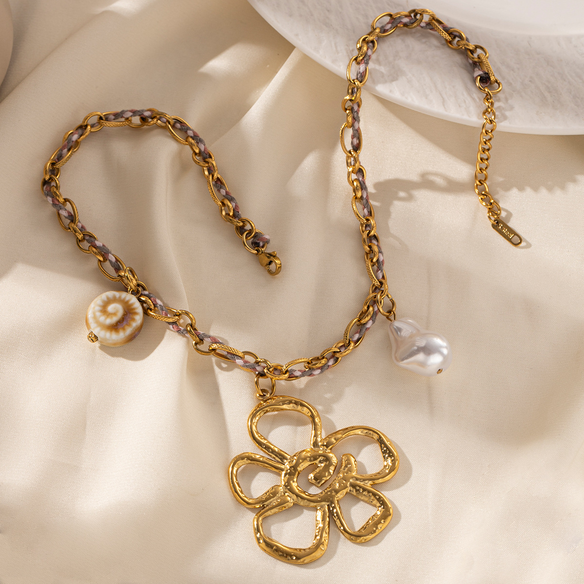 Collar de acero inoxidable TENA Europa y América lujo ligero nicho colgante de flores sol collar de acero titanio no decoloración joyería