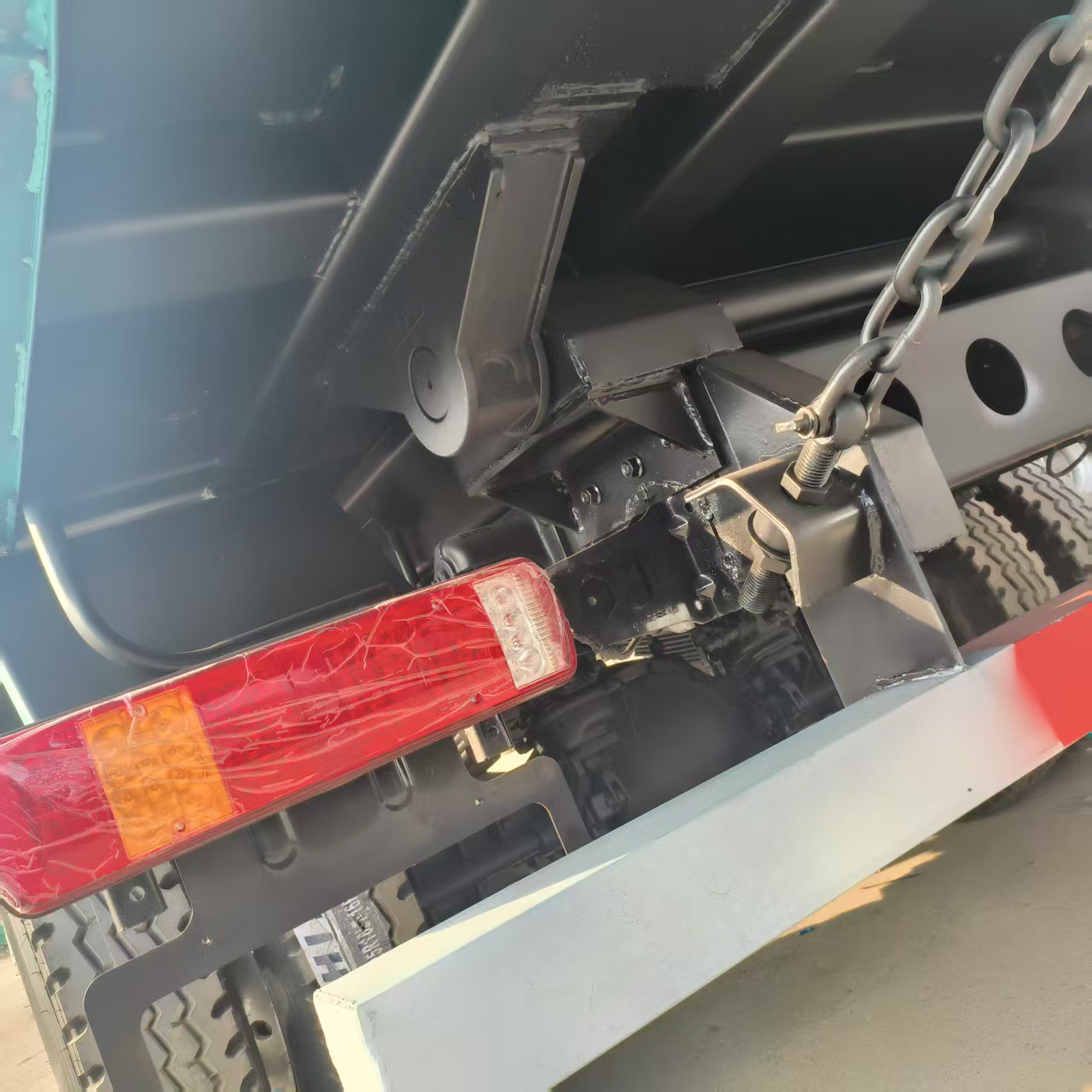 Export to Africa: Sinotruk Howo Light Cargo Box Truck 4*2, Van-Type Dump Truck, Container Transport Truck, Dump Truck