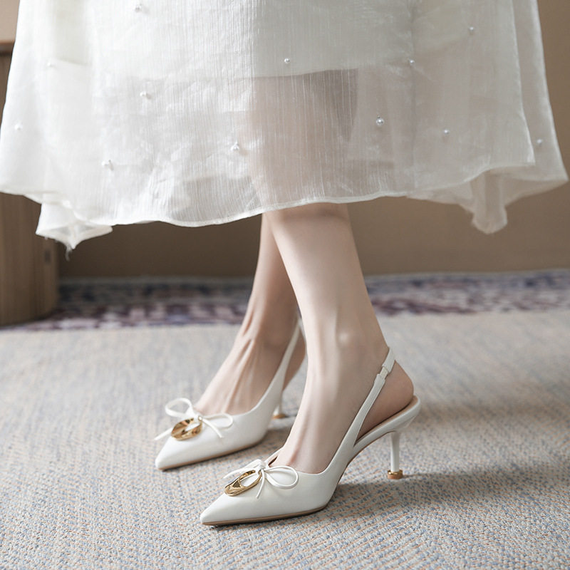 Sandal cao gót nữ mũi nhọn bít mũi đính nơ khóa kim loại, gót 6–8 cm — Màu hồng nhạt, Màu trắng ngà, Màu vàng nhạt