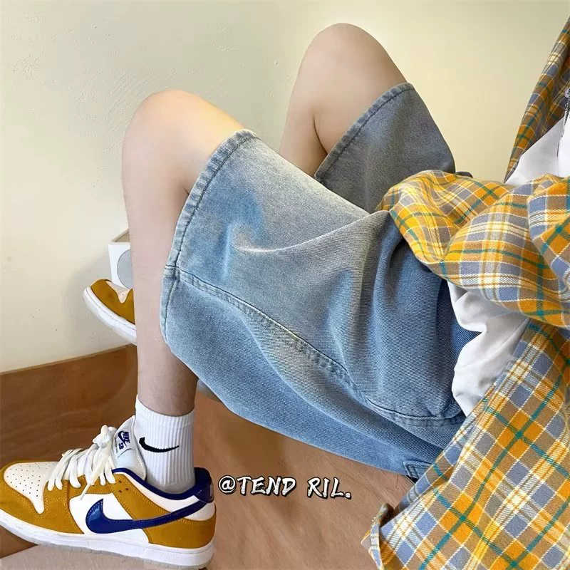 Летние светло-голубые джинсовые шорты для мужчин, свободные широкие брюки с пятью точками в стиле ретро в гонконгском стиле, модные, красивые и повседневные средние брюки.