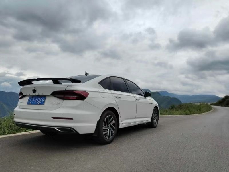 Automobile general tail three-compartment non-perforated paste-type aircraft wing brand new large tail moving running wing modification parts