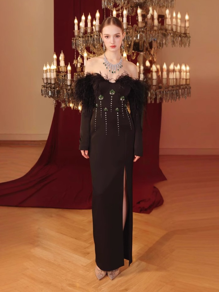 Estación independiente otoño e invierno estilo caliente ropa de mujer de lujo ligero con incrustaciones de diamantes vestido de vendaje de pelo de avestruz vestido de noche vestido de fiesta de alta gama