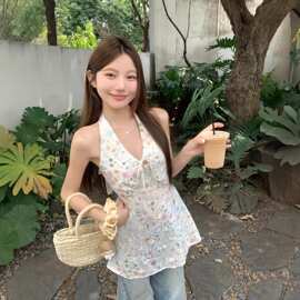 绑带背心女2026夏新款欲法式碎花刺绣V领挂脖露背显度假上衣