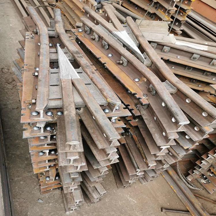 Dispositivo de vía de doble ferrule adaptado a la prevención de descarrilamiento de seguridad de múltiples pases de vía para el bifurco de apertura única subterránea de la mina de carbón