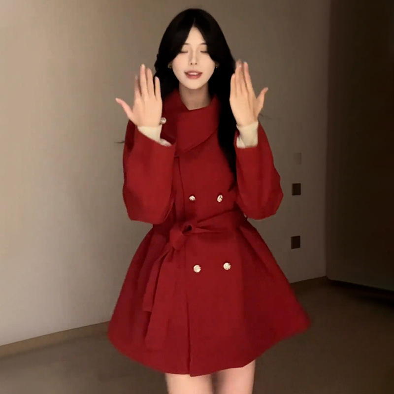 韓国系の冬の娘は白い毛のコートを着ています。|undefined
