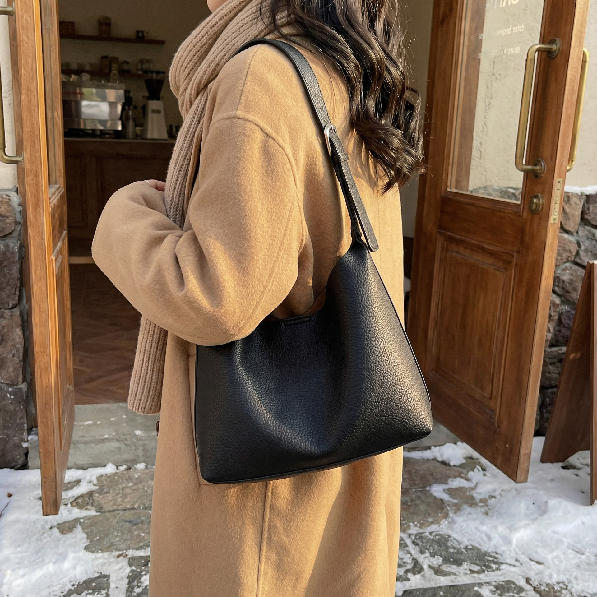 Bolsos de cubo retro de alta calidad para mujeres otoño / invierno 2025 nuevo nicho Zhong commuting mochila de hombro bolso de trabajo diario