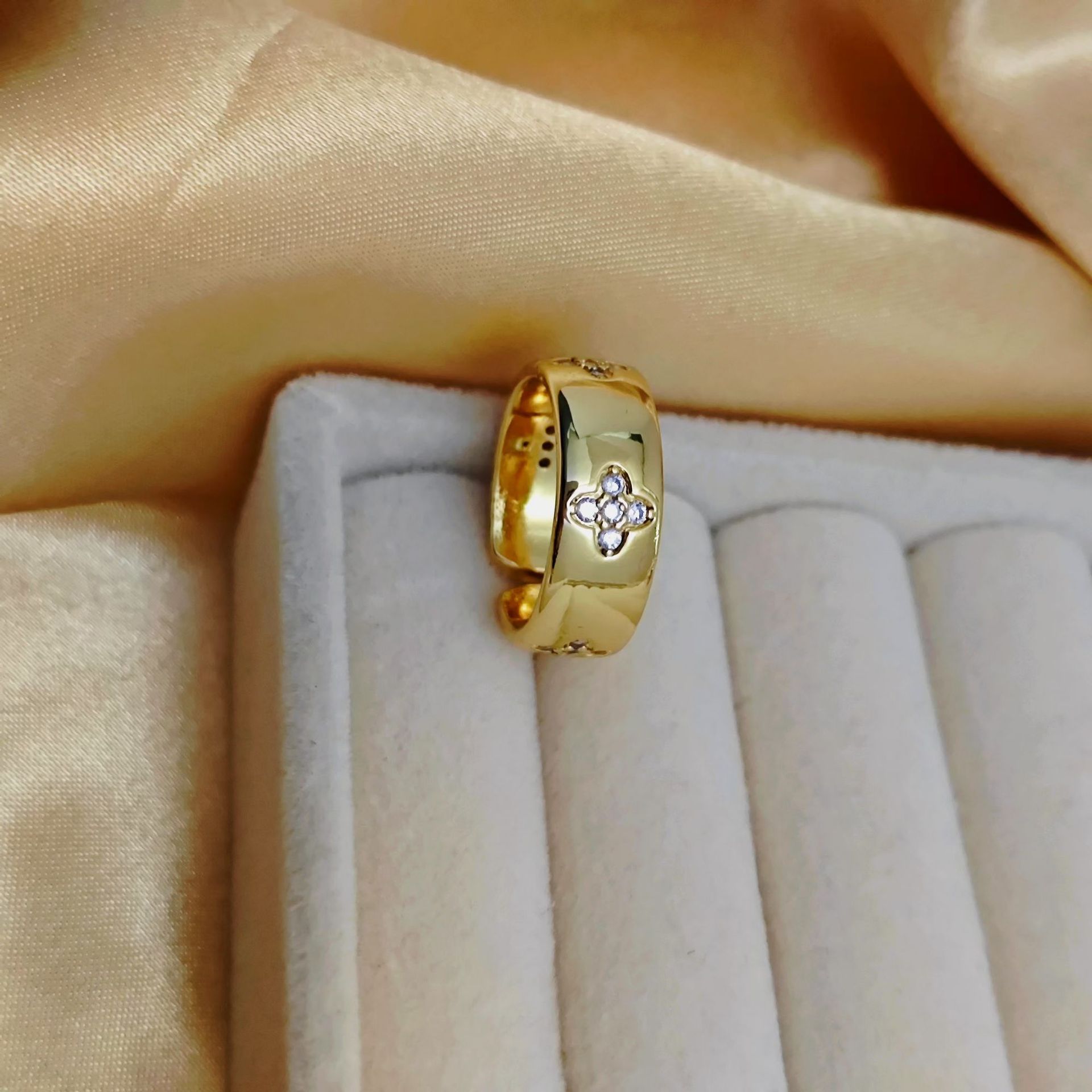 Glänzender Designer Ring Für Damen, Stilvoller Und Komfortabler Schmuck_voghion.com