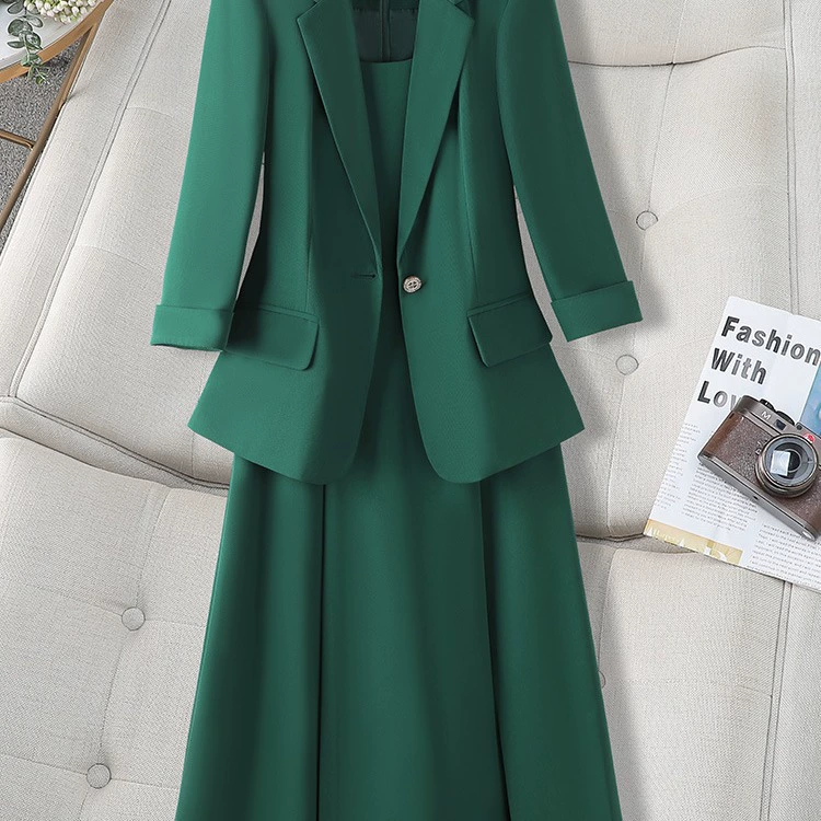 Костюм белый костюм и платье внутри две женщины 2024 новый маленький летний профессиональный чехл юбка легкий и экстравагантный