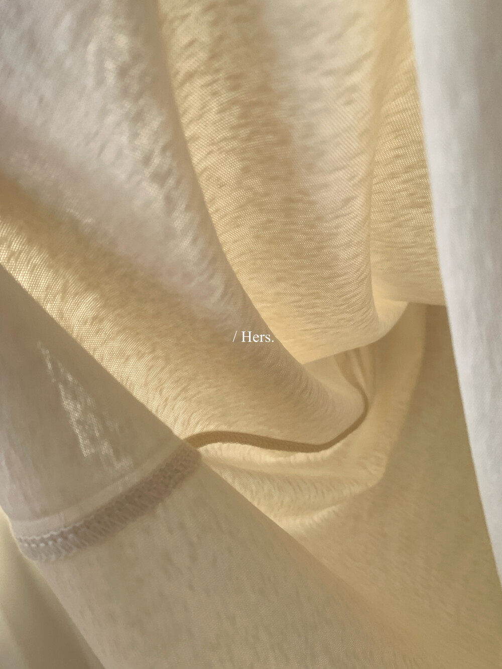 Áo thun nữ cổ tròn tay ngắn phối khăn choàng ren hai lớp — Bột củ sen, trắng ngà, Pho mát chi tiết 23