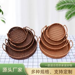 籐の手作りのパレットを作ります。果物かごは丸いです。