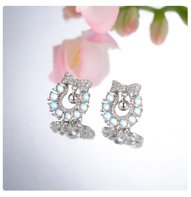Pendientes de clip Xuping de aleación de cobre con baño de plata, diseño elegante y exclusivo, aretes graciosos y dinámicos para mujeres sin perforaciones en las orejas.