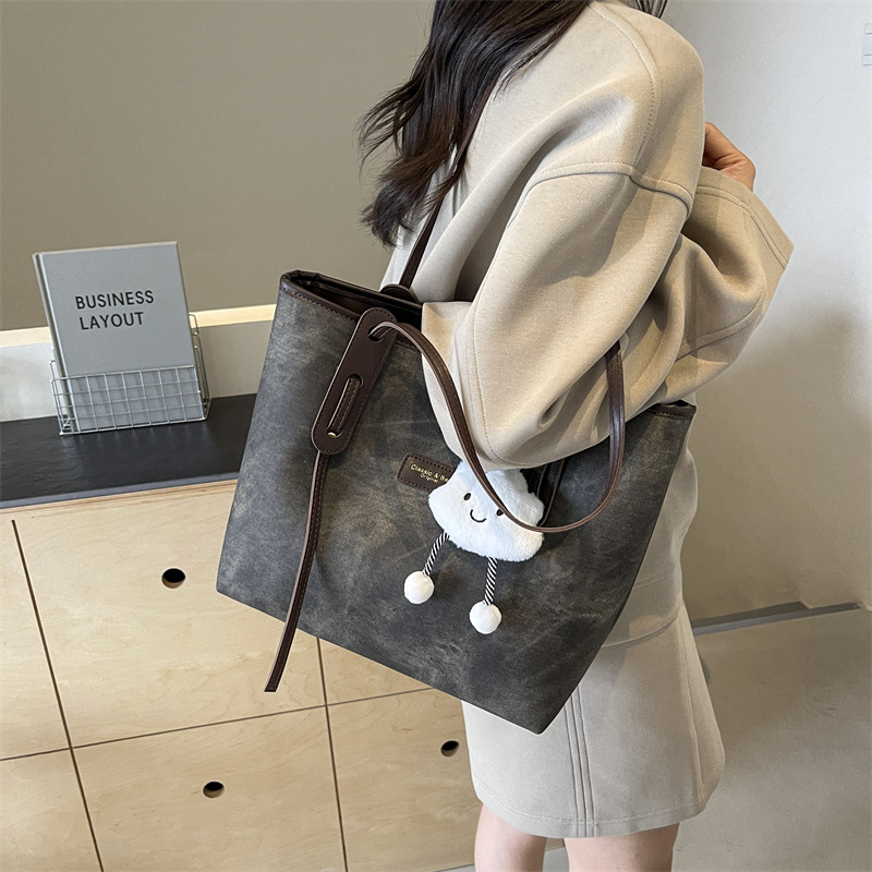 매달린 장식이 있는 다크 브라운