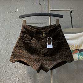 豹纹咖色牛仔短裤女2026秋冬时尚外穿减龄辣妹风多巴胺字包臀热裤