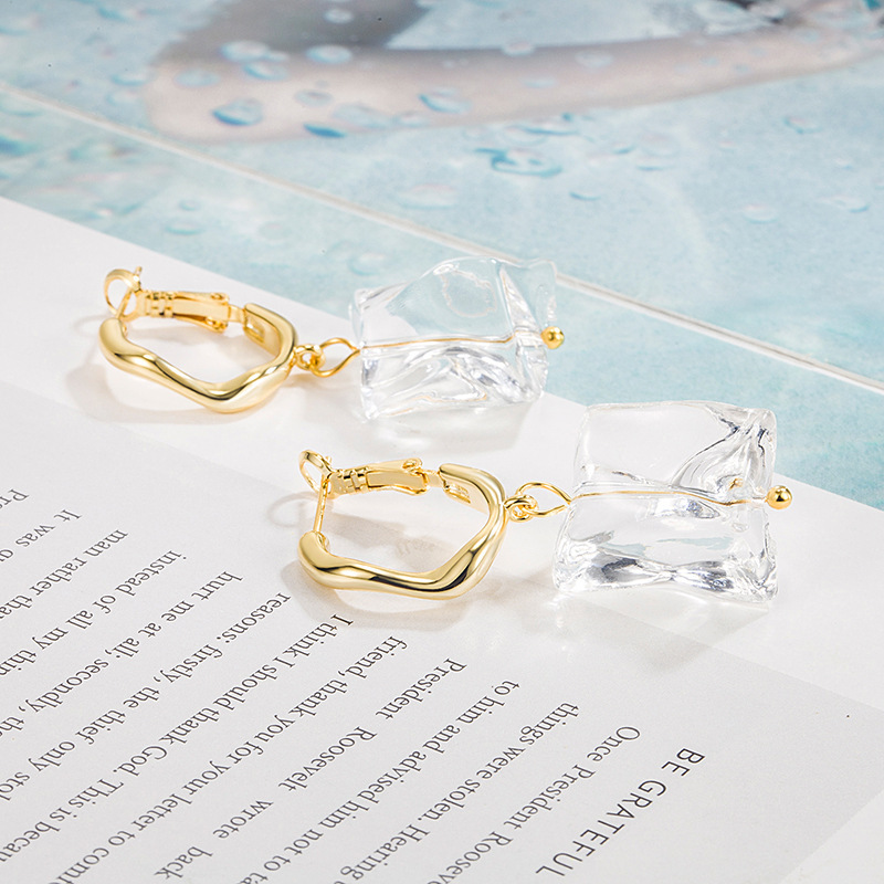 Oversized Sculptural Clear Acrylic Clip-on Earrings Modern Design_voghion.com